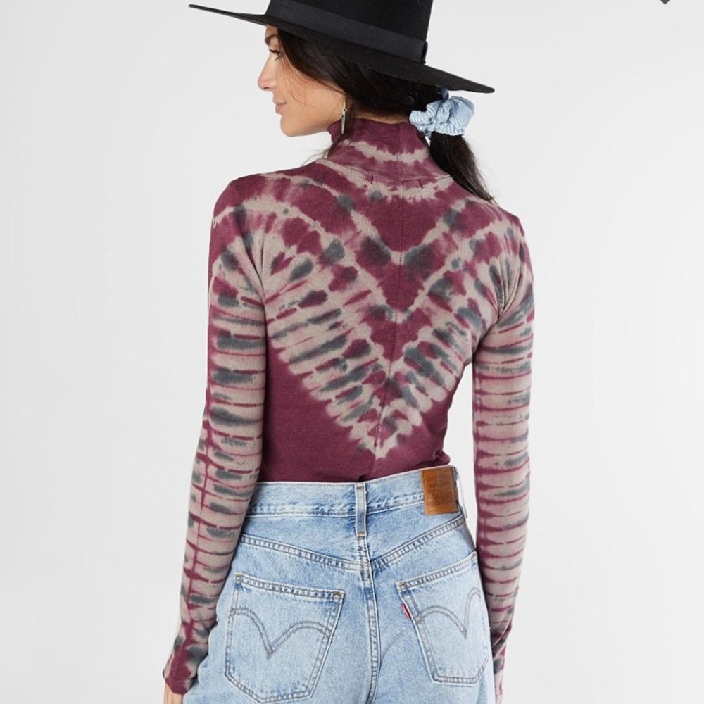L FREE PEOPLE Psychedelic Tie-dye Turtleneck Top - Picture 4 of 7
